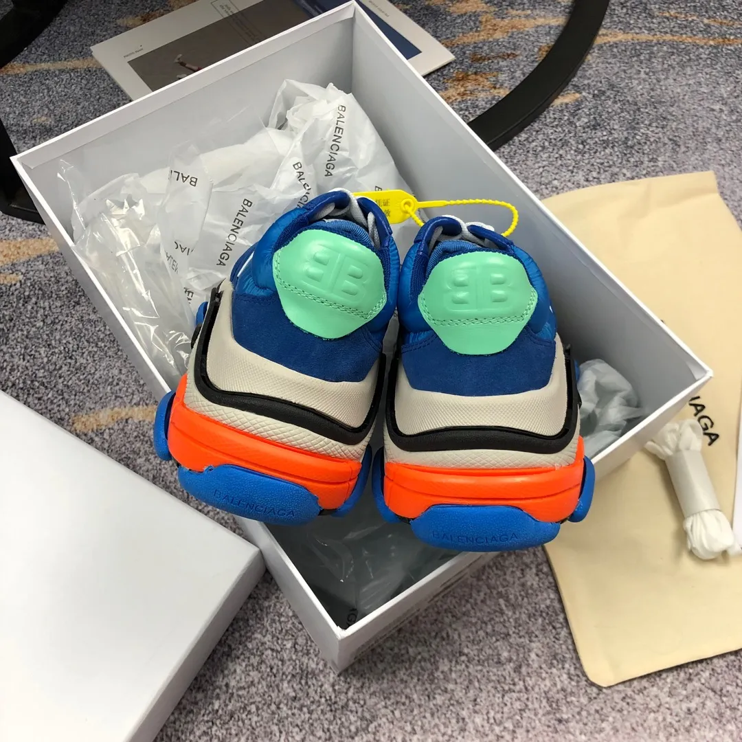 👟👟Ex-factory price 800👟👟 Balenciaga second generation 17 colors🖤 Balenciaga Triple-s Balenciaga-dad shoes. The world’s most popular retro jogging shoes 🔥. 🔺Retro distressed craftsmanship ~ original combination sole, heavy craftsmanship, not a low-end 2-layer combination sole! The upper is made of imported parachute cloth spliced ​​with nubuck matte, priced at 24 yuan per foot, which is different from the ordinary canvas on the market! The back is covered with cowhide high-frequency embossing! ⚠️When purchasing authentic products at the counter, I specifically asked the clerk about the materials. Size: 35-41 yards, men’s size 39-45, matching cloth bag, shoelaces, complete certificate of certification/men’s model will be notified later.